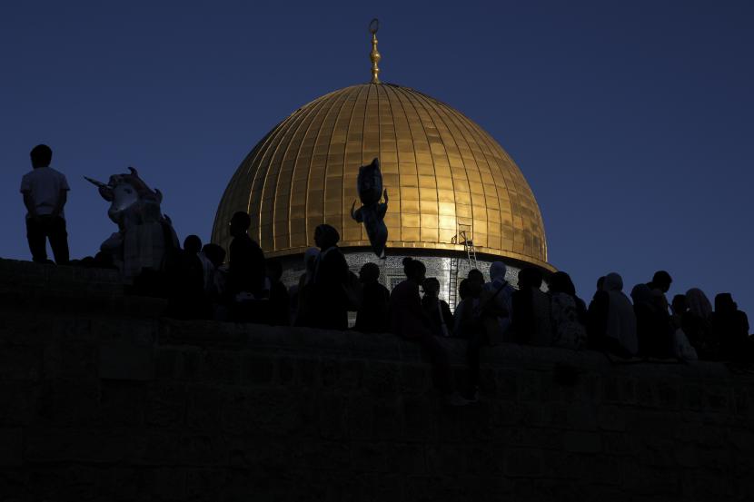  Warga Palestina berkumpul untuk shalat Idul Adha di samping tempat suci Dome of the Rock di kompleks Masjid Al Aqsa di Kota Tua Yerusalem, Sabtu, 9 Juli 2022.