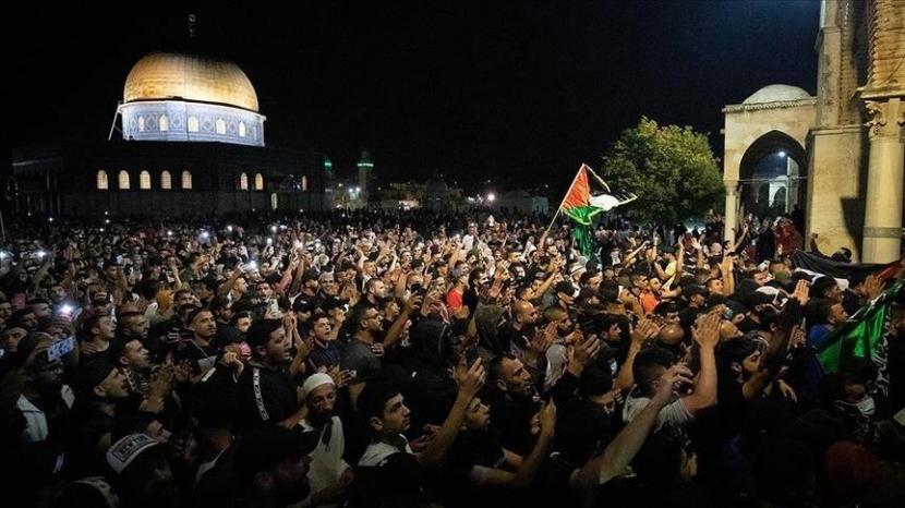 Warga Palestina berkumul Masjidil al Aqsa.