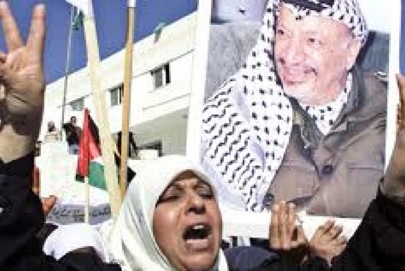 Warga Palestina masih mengelu-elukan Yasser Arafat dalam perayaan milad PLO