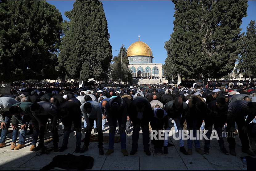 Warga Palestina melaksanakan Shalat Jumat kompleks Al Aqsa, Yerusalem, Jumat (8/12).