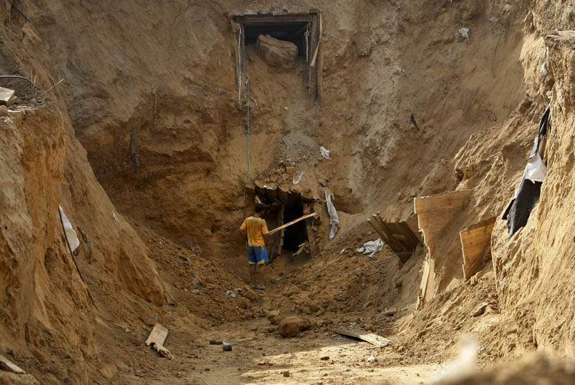 Warga Palestina membangun kembali terowongan yang hancur di sepanjang perbatasan Gaza Mesir di Rafah, bagian selatan Jalur Gaza, Selasa (27/11).   (AP/Adel Hana)