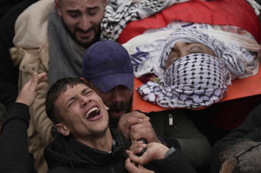 Warga Palestina membawa jenazah Ahmad Saif (23) yang meninggal akibat luka saat bentrokan dengan tentara Israel pada 1 Maret 2022. Kementerian Kesehatan Palestina mengatakan pasukan Israel menembak hingga tewas seorang remaja.