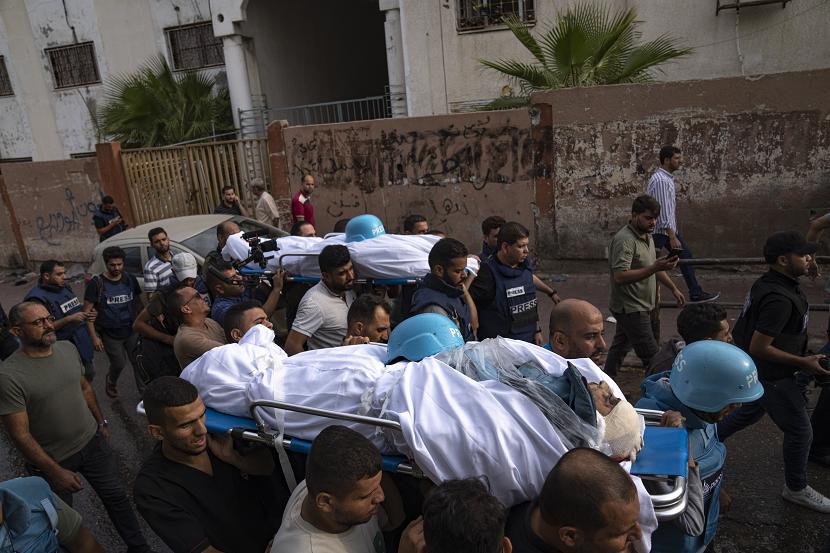 Warga Palestina membawa jenazah jurnalis Palestina, Mohammed Soboh dan Said al-Tawil. 