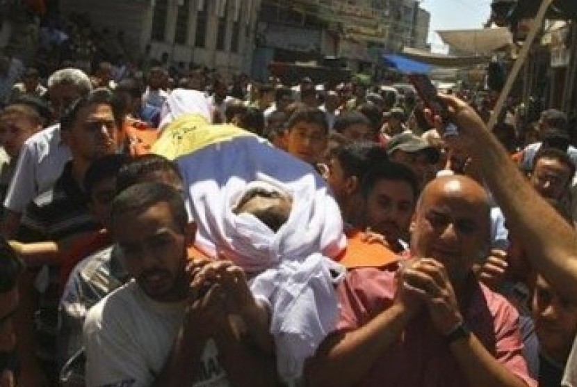 Warga Palestina membawa jenazah Saed Al Majdalawi, 21 tahun, yang tewas akibat ditembak tentara Israel (Ilustrasi)