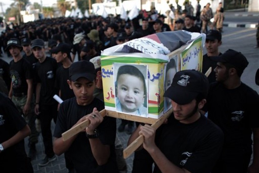 Warga Palestina membawa keranda yang dipasang foto balita korban penembakan tentara Israel.