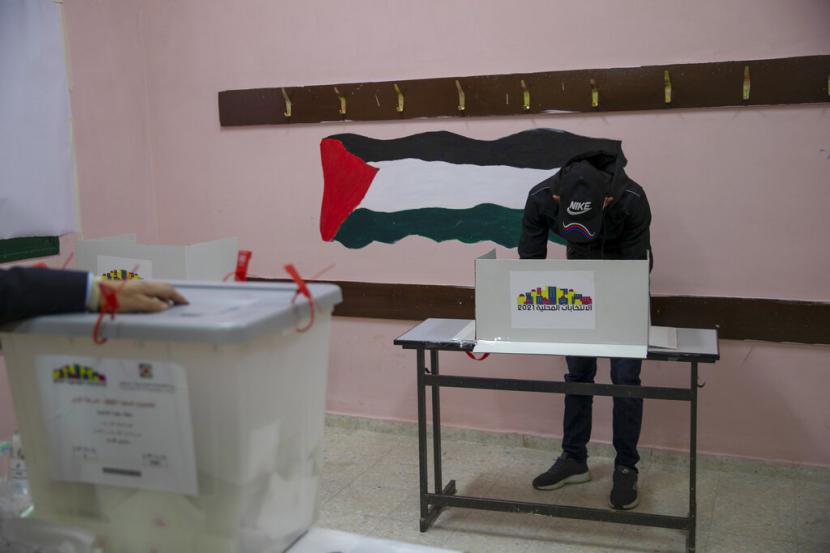Warga Palestina memberikan suaranya dalam pemilihan dewan kota di Tepi Barat yang diduduki Israel, Sabtu (11/12) waktu setempat. 