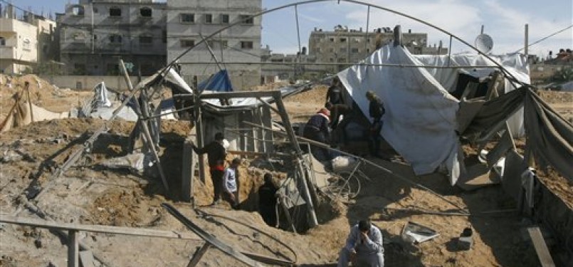  Warga Palestina membersihkan puing-puing rumah mereka yang hancur akibat terkena serangan udara Israel di perbatasan Mesir-Rafah, Jalur Gaza, Jumat (3/2). 