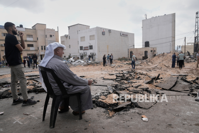 Warga Palestina memeriksa jalan yang hancur pasca operasi militer Israel di kota Tubas, Tepi Barat, Ahad, 19 Oktober 2025.