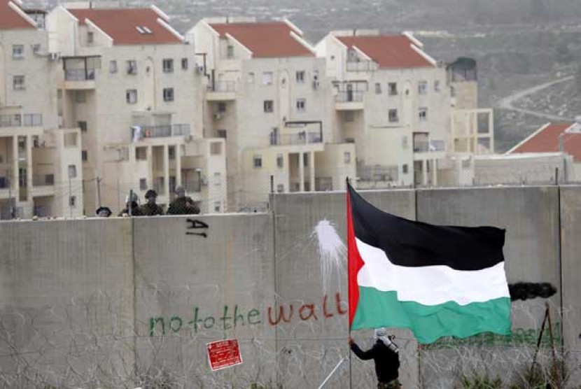 Warga Palestina memprotes pemukiman Israel