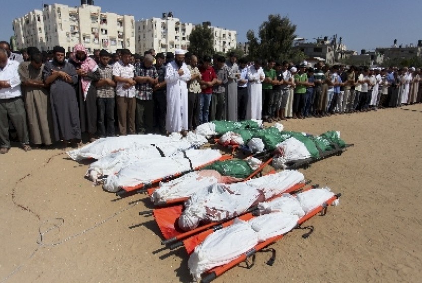 Warga Palestina menggelar shalat jenazah bagi korban yang tewas akibat serangan brutal Israel di Jalur Gaza.