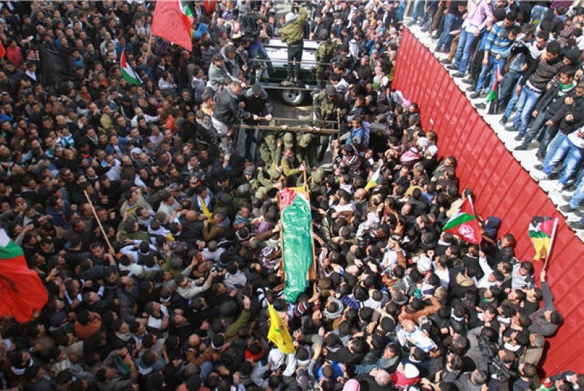 Warga Palestina menghadiri pemakaman Arafat Jaradat di Saeer, Kota Tepi Barat, Hebron, Senin (25/2). 