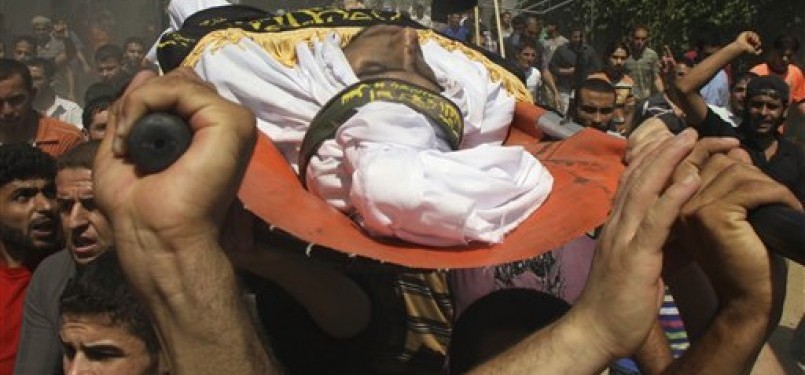 Warga Palestina mengusung jenazah anggota Jihad Islam, Ateya Mkat (22), yang tewas terkena serangan udara Israel.