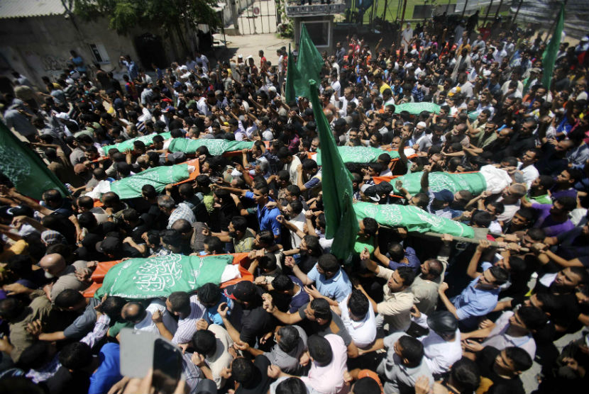 Warga Palestina mengusung jenazah korban serangan udara Israel di Khan Younis, Gaza, Kamis (10/7). 