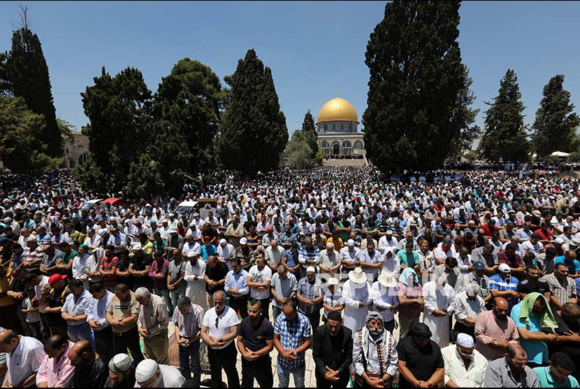 Warga Palestina menunaikan Shalat JUmat di Masjidil Al Aqsa, pada minggu ke-3 bulan Ramadhan 1438H
