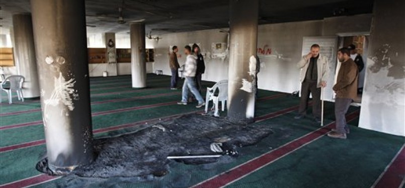 Warga Palestina menyaksikan kerusakan yang terjadi akibat pembakaran masjid di Burqa, Tepi Barat, Kamis (15/12).