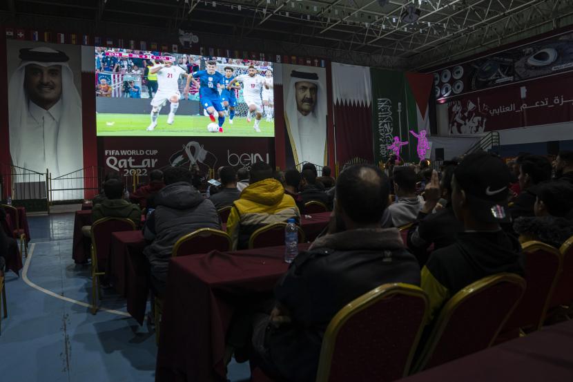 Warga Palestina menyaksikan siaran langsung pertandingan sepak bola Piala Dunia antara Iran dan Amerika Serikat yang dimainkan di Qatar di Kota Gaza, Selasa, 29 November 2022. 