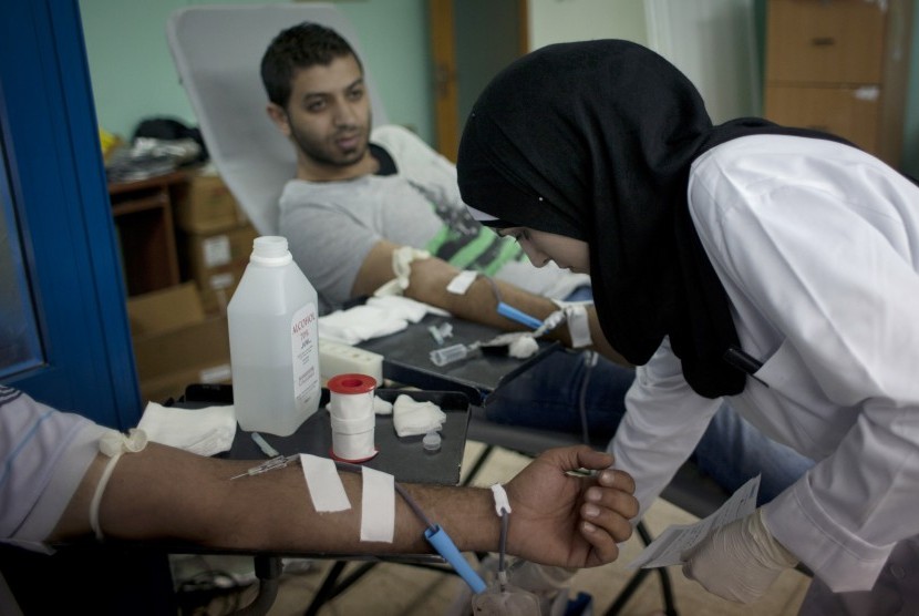Warga Palestina menyumbangkan darahnya di Rumah Sakit Ramallah di Tepi Barat, Palestina (Ilustrasi). Sebanyak 14 negara menolak rekomendasi akses kesehatan untuk Palestina