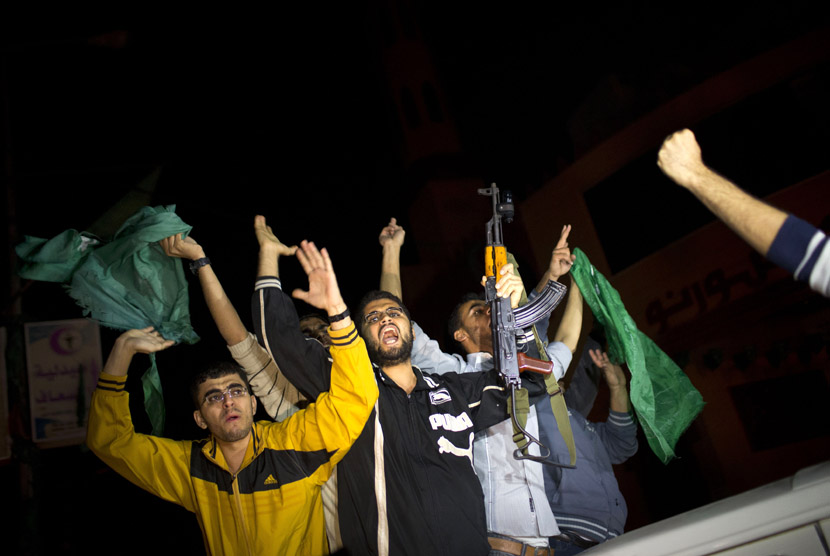   Warga Palestina merayakan kemenangan atas Israel setelah tercapainya kesepakatan gencatan senjata di Gaza, Rabu (21/11) malam.  (AP/Bernat Armangue)