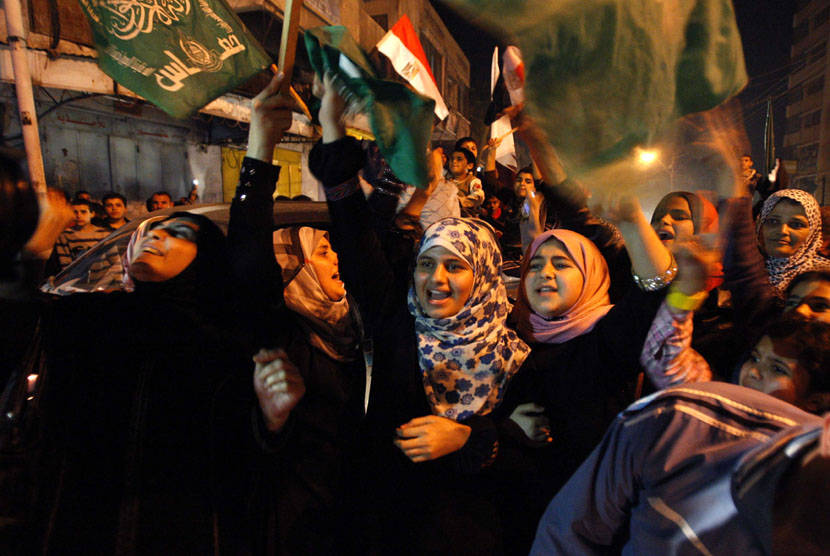 Warga Palestina merayakan kemenangan atas Israel setelah tercapainya kesepakatan gencatan senjata di Gaza, Rabu (21/11) malam.  (Reuters/Ahmed Zakot)