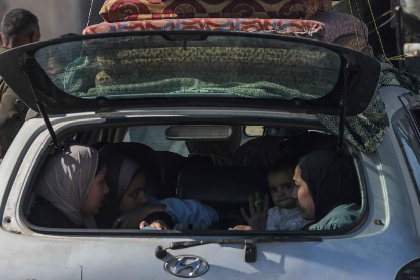 Warga Palestina mulai mengungsi menyusul serangan Israel ke Rafah.