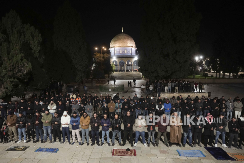 Warga Palestina padati komplek Masjid Al Aqsa