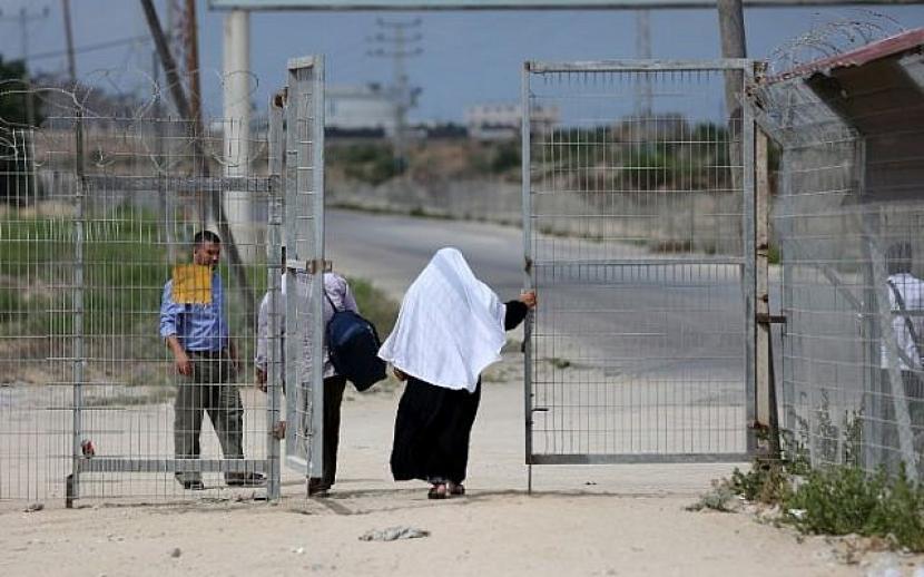 Warga Palestina terlihat menyeberang di persimpangan Erez dengan Israel dekat Beit Hanoun. Keputusan membuka kontak dengan Israel sebagian didasarkan situasi pandemi Covid-19. Ilustrasi. 