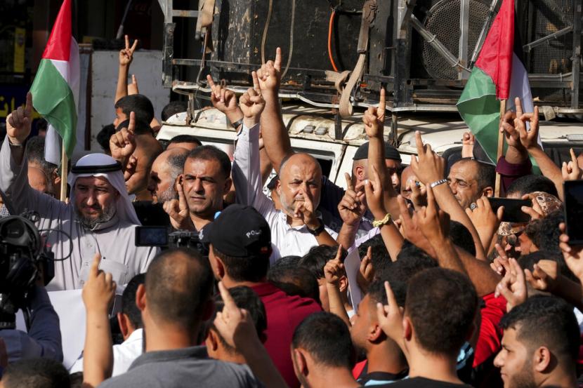 Warga Palestina turun ke jalan melakukan aksi protes. Polisi Palestina melakukan sejumlah penangkapan terhadap peserta protes yang menggugat atas melonjaknya harga makanan dan kebutuhan lainnya pada Senin (6/6/2022).