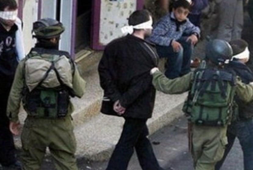 Warga Palestina ditangkap tentara Israel. Menurut PCC, total tahanan Palestina sejak 7 Oktober 2023 menjadi 3.200 orang.