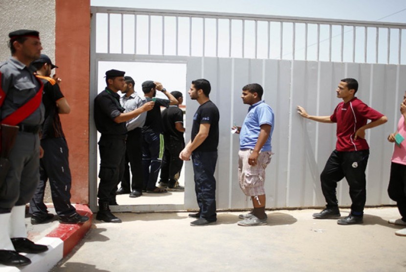  Warga Palestina yang melamar menjadi anggota polisi tiba di sebuah pusat rekrutmen di kota Gaza, Senin (3/6).   (Reuters/Mohammed Salem)