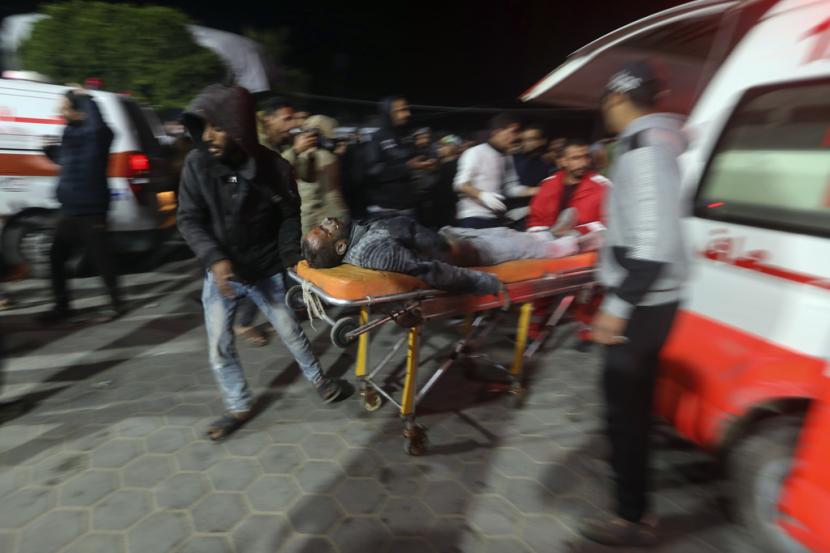 Warga Palestina yang terluka akibat pemboman Israel di Jalur Gaza dibawa ke rumah sakit Al Aqsa di Deir al Balah, Jalur Gaza, Senin, 25 Maret 2024. 