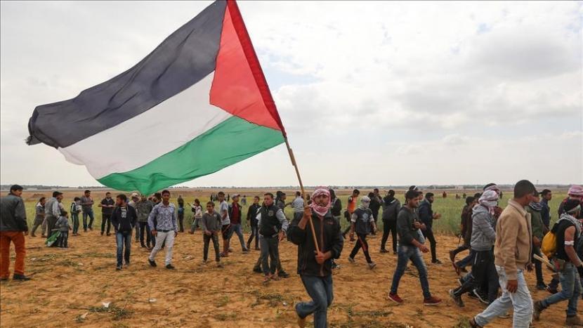 Palestine's citizens are gathering while raising their national flag