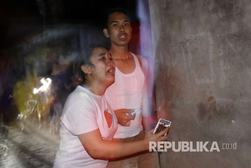 Warga panik ketika terjadi gempa berkekuatan 7 pada skala richter (SR) di Kecamatan Ampenan, Mataram, NTB, Ahad (5/8).