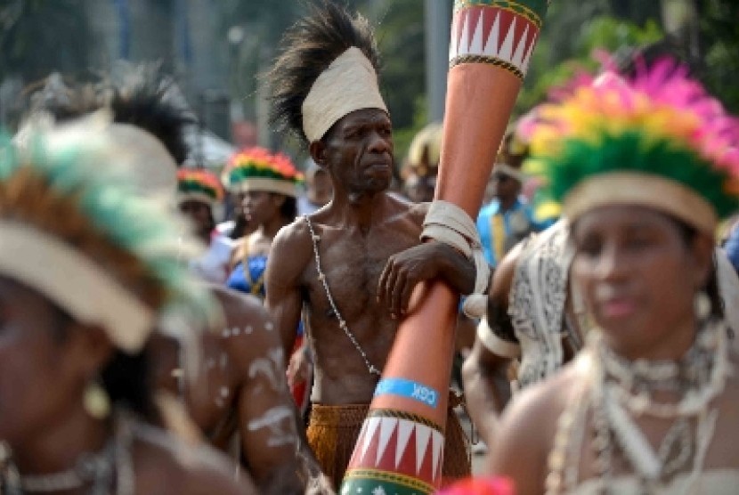  Warga Papau dan Papua Barat mengenakan pakaian tradisional mengikuti Pekan Seni dan Budaya Papua dan Papua Barat di Bundaran HI, jakarta