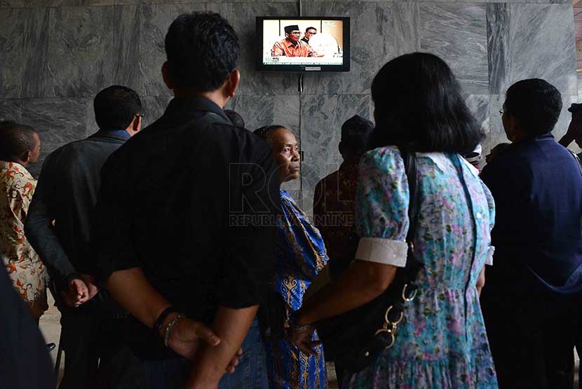 Warga Papua dan Sulawesi menyaksikan rapat dengar pendapat pembentukan Daerah Otonomi baru (DOB) melalui TV di Kompleks Parlemen Senayan, Jakarta, Kamis (27/2).