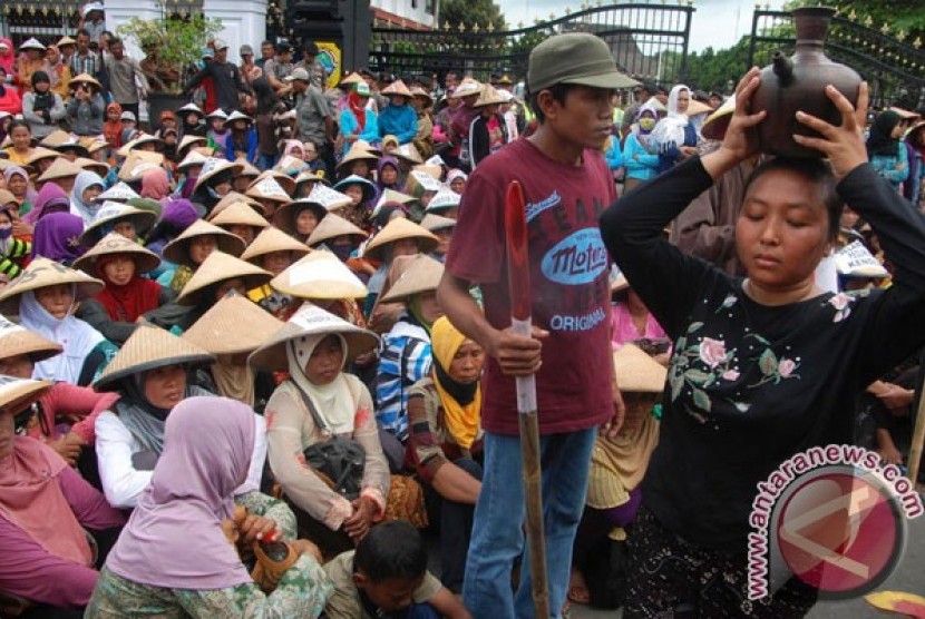 Warga Pegunungan Kendeng menolak pembangunan pabrik semen.