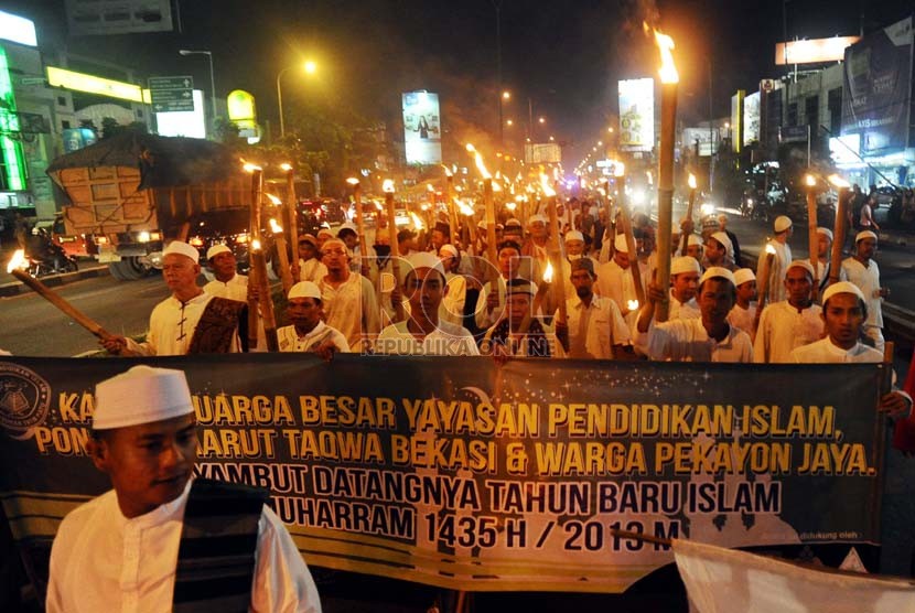  Warga Pekayon Bekasi berkeliling kota saat pawai menyambut Tahun Baru Hijriah 1 Muharram 1435 di Bekasi, Jawa Barat, Senin (4/11) malam.  ( Republika/ Tahta Aidilla)