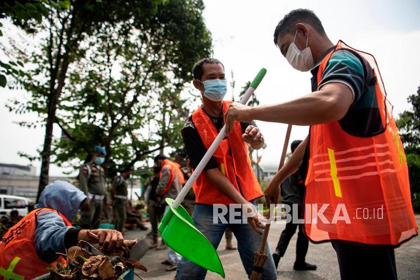 Warga pelanggar protokol kesehatan menyapu jalan. Sebanyak 40 orang pelanggar protokol kesehatan disanksi bersihkan Pasar Wonosobo. Ilustrasi.