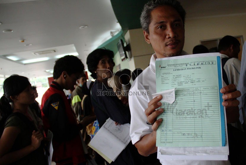  Warga pemilik Kartu Jakarta Sehat (KJS) saat mendaftar untuk berobat di RSUD Tarakan, Jakarta Pusat, Kamis (23/5).     (Republika/ Yasin Habibi)
