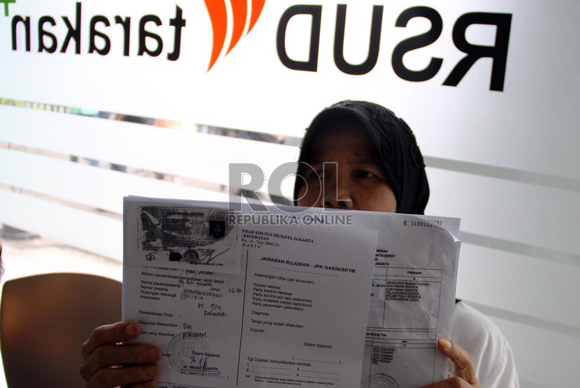  Warga pemilik Kartu Jakarta Sehat (KJS) saat mendaftar untuk berobat di RSUD Tarakan, Jakarta Pusat, Kamis (23/5).     (Republika/ Yasin Habibi)