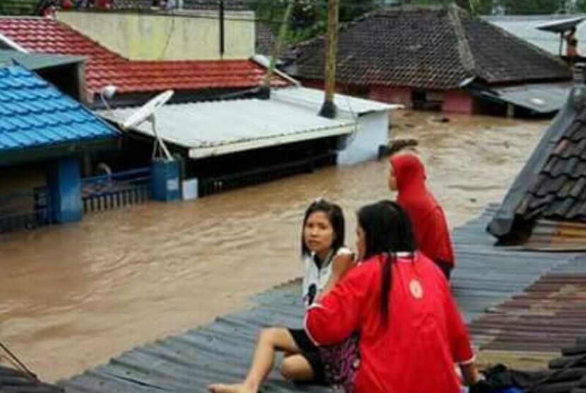  Warga Penatoi, Bima yang belum di evakuasi terjebak di atap-atap rumah. Jumat (23/12).