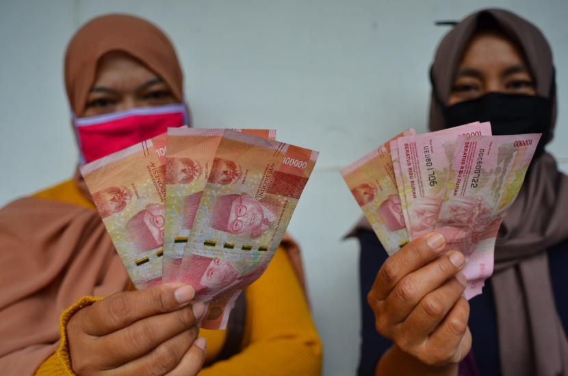 Warga penerima menunjukkan uang Bantuan Sosial Tunai (BST) di Kantor POS Cikoneng, Kabupaten Ciamis, Jawa Barat, Rabu (23/9/2020). ilustrasi