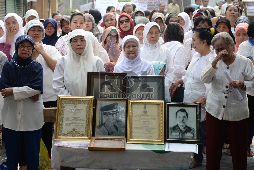 Warga penghuni kompleks Purnawirawan Korps Zeni TNI AD, RT 01-04/RW 03, Mampang Prapatan, menggelar aksi unjuk rasa di depan gerbang komplek, Jakarta Selatan, Senin (26/10). (Republika/Yasin Habibi)