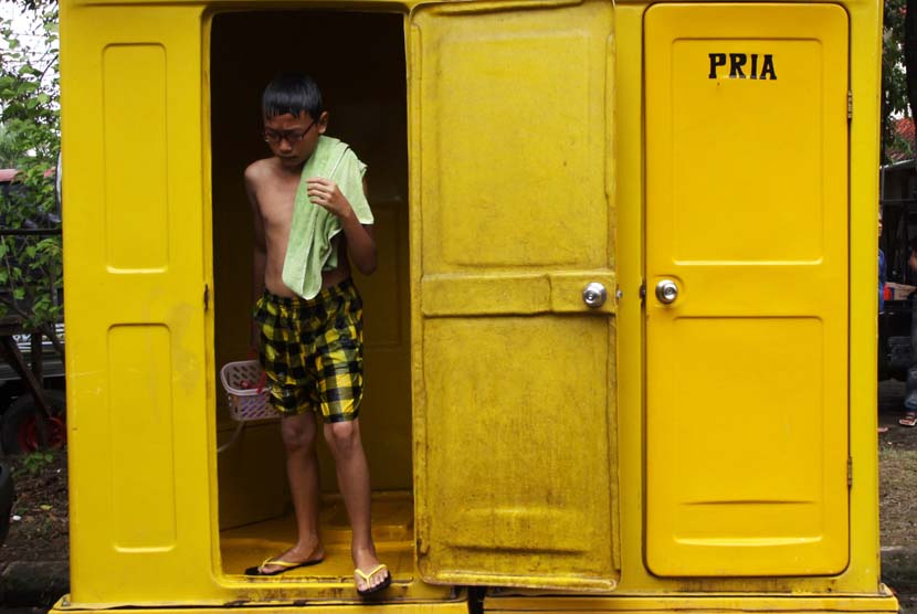  Warga pengungsian korban banjir keluar dari toilet darurat di Komplek Mutiara Pluit, Tangerang, Banten, Kamis (30/1).    (Antara/Rivan Awal Lingga)