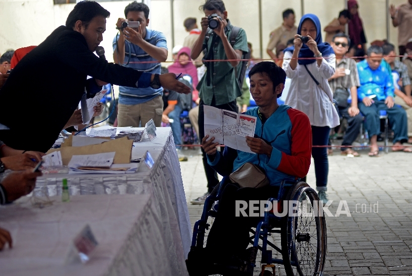 Warga penyandang disabilitas mengikuti simulasi pemungutan dan perhitungan suara pilgub DKI Jakarta di kantor KPU Jakarta Utara, Rabu (8/2).