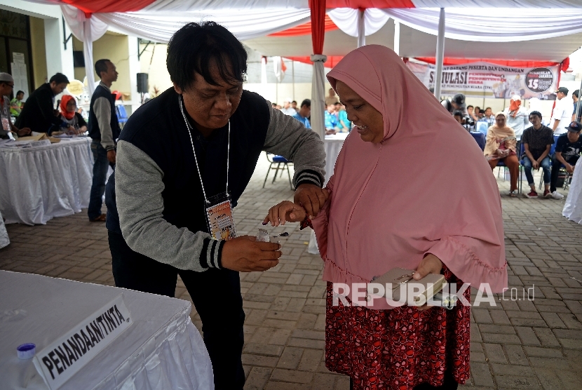 Warga penyandang disabilitas mengikuti simulasi pemungutan dan perhitungan suara pilgub DKI Jakarta di kantor KPU Jakarta Utara, Rabu (8/2). 