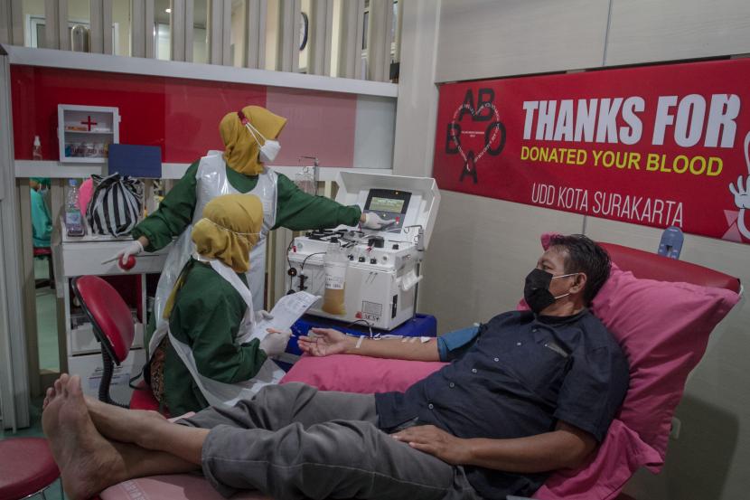 Warga penyintas Covid-19 mendonorkan plasma konvalesen di Palang Merah Indonesia (PMI). 