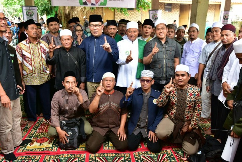 Warga Pesantren Roudhotul Hasanah Subang bersama pasangan pasangan cagub dan cawagub Jabar nomor urut 1 Ridwan Kamil dan Uu Ruzhanul Ulum (Rindu) di Kabupaten Subang, Rabu (21/2).