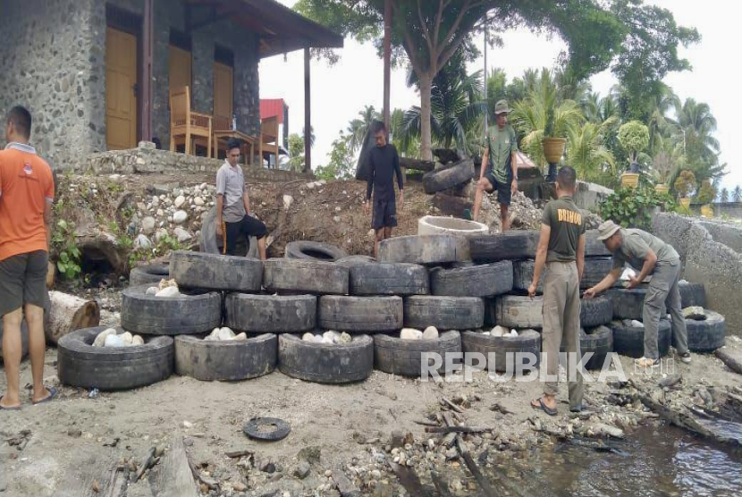Warga pesisir Kabupaten Poso memanfaatkan ban bekas untuk menahan abrasi.