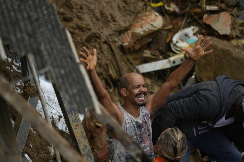warga Petropolis berteriak di antara puing reruntuhan akibat banjir dan tanah longsor, Rabu (16/2/2022).
