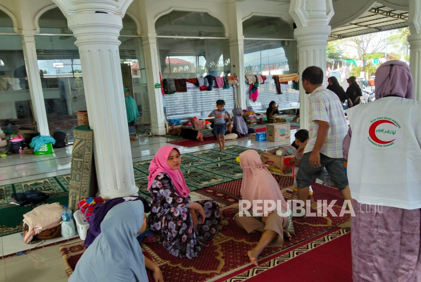 Warga Pidie Jaya mengungsi di Cagar Budaya Masjid Tuha di Pidie Jaya, Aceh, Rabu (3/12/2025).